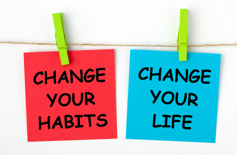 Twee post-its met opschrift: change your habits en change your life