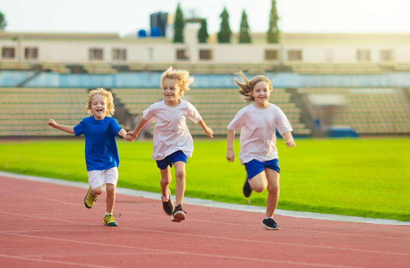 3 kinderen die aan het hardlopen zijn.