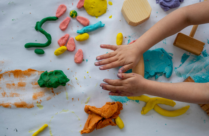 Een kind dat met playdough aan het spelen is.