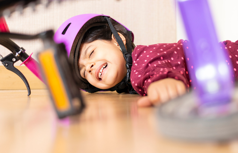 Een kind dat gevallen is en zich pijn heeft gedaan.