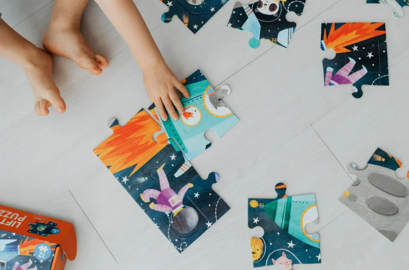Kind dat een puzzel aan het maken is.