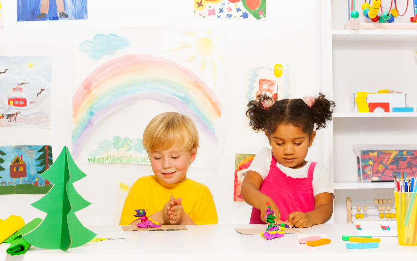 Twee kinderen die spelen
