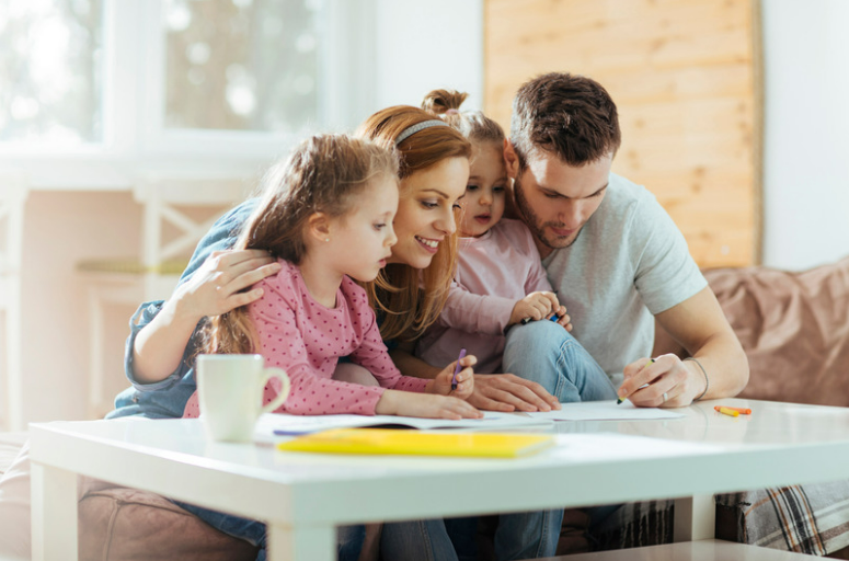 Gezin dat gezamenlijk activiteiten uitvoert volgens de principes van bewust ouderschap.