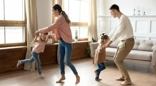 Ouders die tijd maken om te spelen met hun kinderen