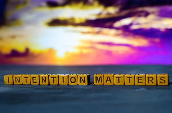 Afbeelding van dobbelstenen met de tekst 'Intention matters', doelend op segment intending.