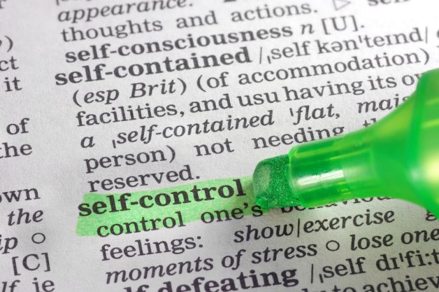 Het woord 'self-control' met fluo stift gemarkeerd in een tekst.