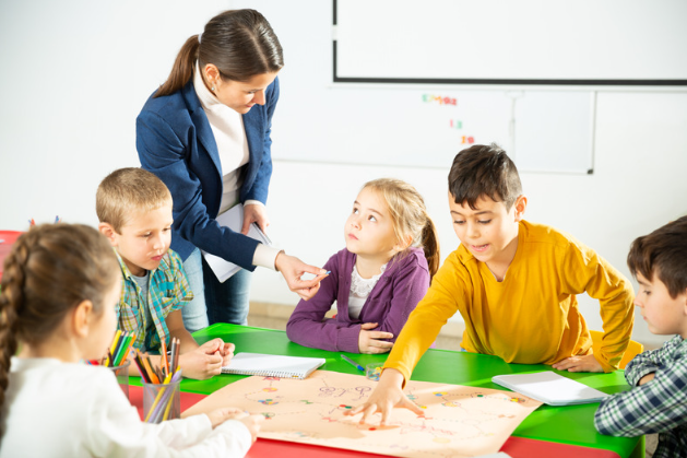 Een groep kinderen die les krijgen over emoties.