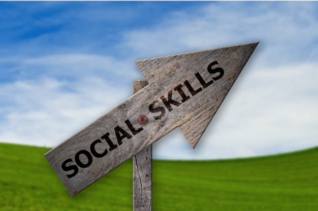 Pijl die naar boven wijst met opschrift 'social skills'.