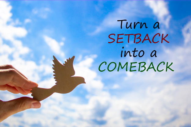 Een hand met een vogel en opschrift: turn a setback into an comeback. 