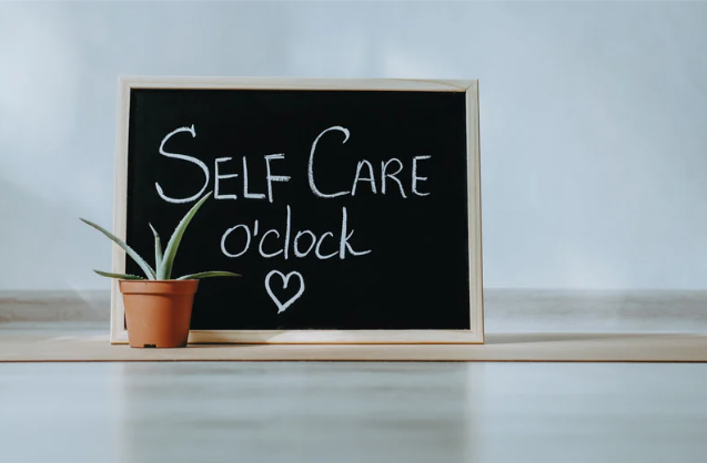 Bord met opschrift 'self care o'clock'.
