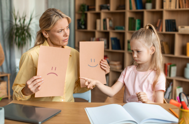 Moeder en kind leren over emoties en gevoelens.