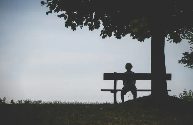 Een getekende scène van een kind dat zich eenzaam en bang voelt, symboliseert kindertijd trauma.